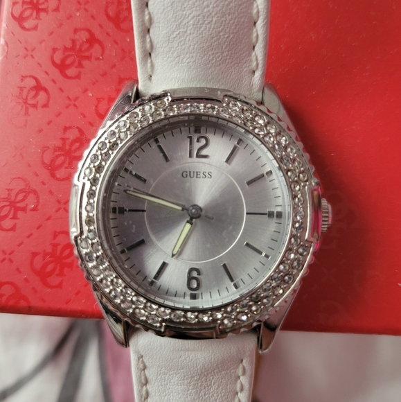 GUESS genuine leather diamond watch with reattachable straps - Picture 2 of 6